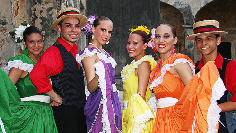 Miembros de la compañía de danza Guamanique vestidos para bailar plena en el Festival Le Lo Lai de San Juan.