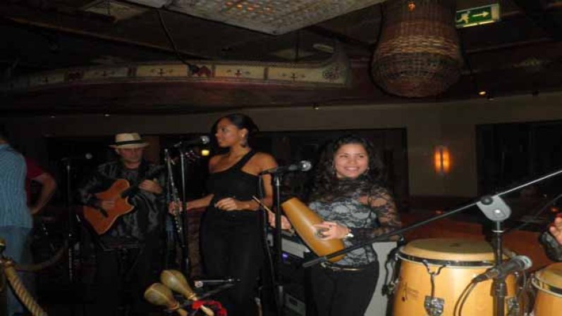 Trabajando duro para ganarse el corazón de los árabes con música cubana.