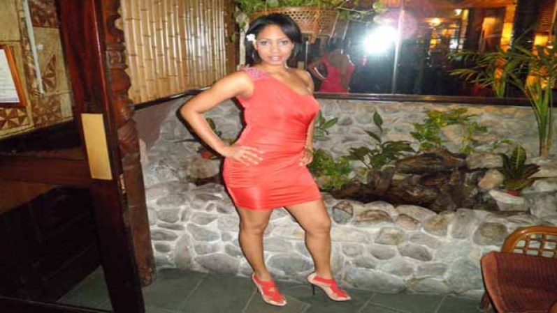 El rojo le asienta muy bien a ese cuerpazo.