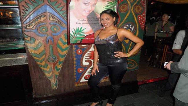 Dios, Oshún, qué encanto el de esta mujer.