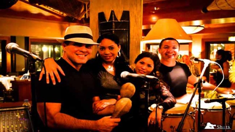 Con el director del grupo musical Ciro Leandro, Daimy Valdés y José Antonio Gue.