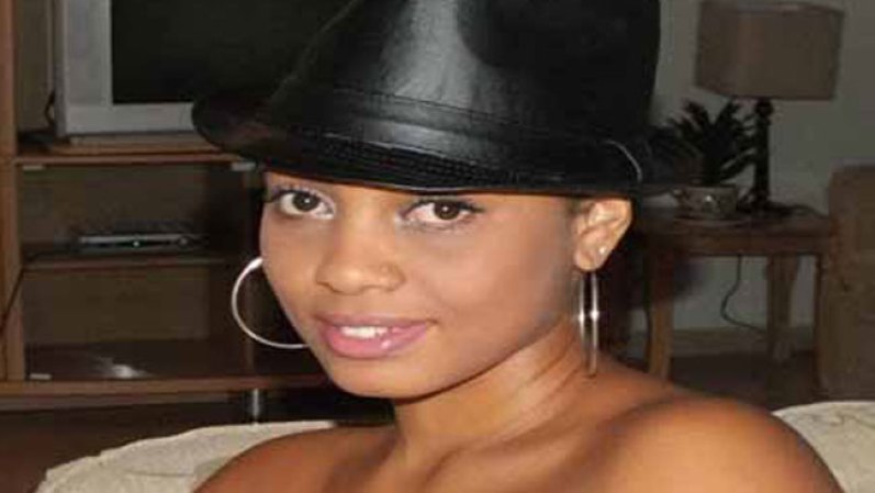 Yanetssi Infante es una bella y talentosa cubana de 27 años, que desde hace 3 años se fue de Cuba rumbo a Dubai, donde hoy en día vive y trabaja. Yanetssi es habanera e hija de Oshún, diosa del amor y la coquetería. Estudió en el Conservatorio de Música Amadeo Roldán y en el Instituto Superior de Arte de La Habana, Cuba. Toca la flauta y canta. Es una mujer inteligente, sensible y con una visión muy cosmopolita del mundo. Está soltera y anda en busca del hombre de su vida, aunque en Dubai no lo ha encontrado en los últimos años.