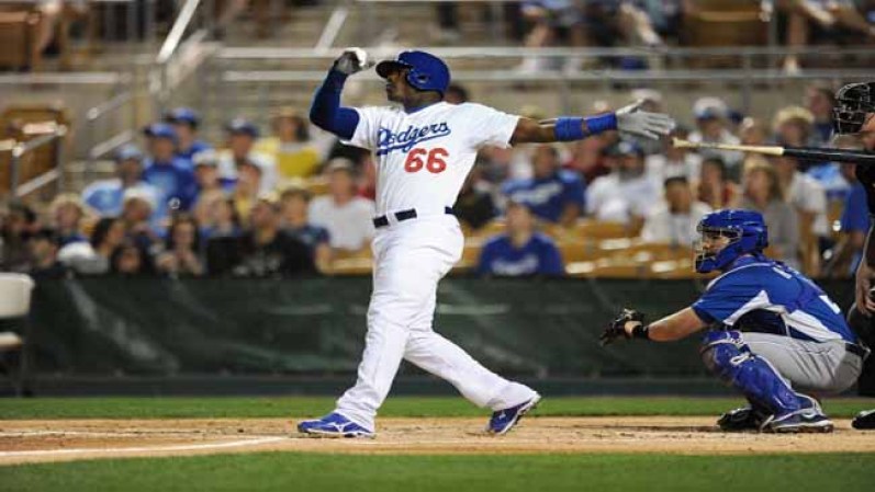 Yasiel Puig #66 de Los Angeles Dodgers. Right Field. Tiene un contrato de 42 millones, lo que lo convierte en el cubano mejor pagado. Nombre completo: Yasiel Puig. Nació: 12/7/1990 en Cienfuegos, Cuba. En este momento es la sensación de las Grandes Ligas.