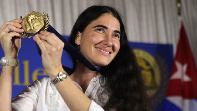 29 DE MARZO, 2013. La bloguera cubana Yoani Sánchez llega a Miami y lo primero que hizo a su llegada fue visitar la Ermita de la Caridad del Cobre. “Tenía que venir, es un lugar al que, antes de quitarse el polvo en el camino, hay que llegar por muchas razones, y porque mucha gente en Cuba me lo había pedido. Me han recibido aquí con los brazos abiertos. He estado bajo el manto de la Virgen y ha sido impresionante” , dijo. <br /><br /> Yoani en Miami <br />