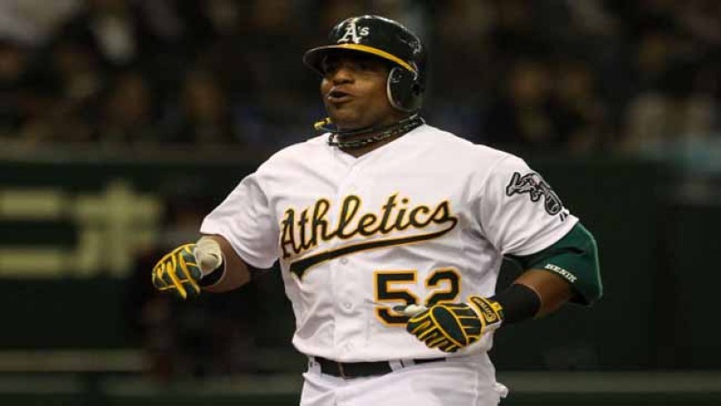 Yoenis Cespedes #52 de los Atléticos de Oakland. Center field. Gana $8,500,000. Nombre completo: Yoenis Céspedes. Nació:10/18/1985 en Oriente, Cuba.