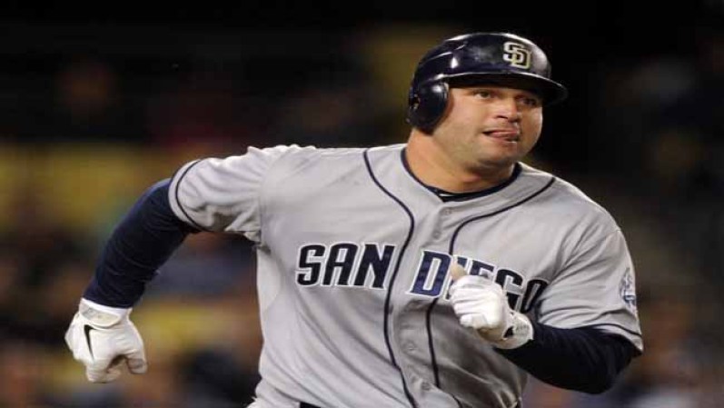 Yonder Alonso #23 de los Padres de San Diego. Primera base. Gana $1,120,000. Nombre completo: Yonder Alonso. nació:: 4/8/1987 en La Habana, Cuba.
