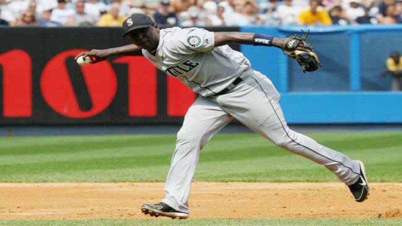 Yuniesky Betancourt #3 de los Marineros de Seattle. Segunda base. Gana $900,000. Nombre completo:: Yuniesky Betancourt. Nació:1/31/1982 en Santa Clara, Cuba