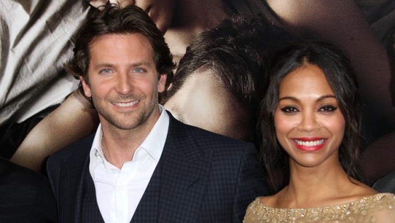Zoe estuvo en una relación intermitente con Bradley Cooper, aunque se llevaban bien la disparidad de agendas hizo que la relación fracasara.
