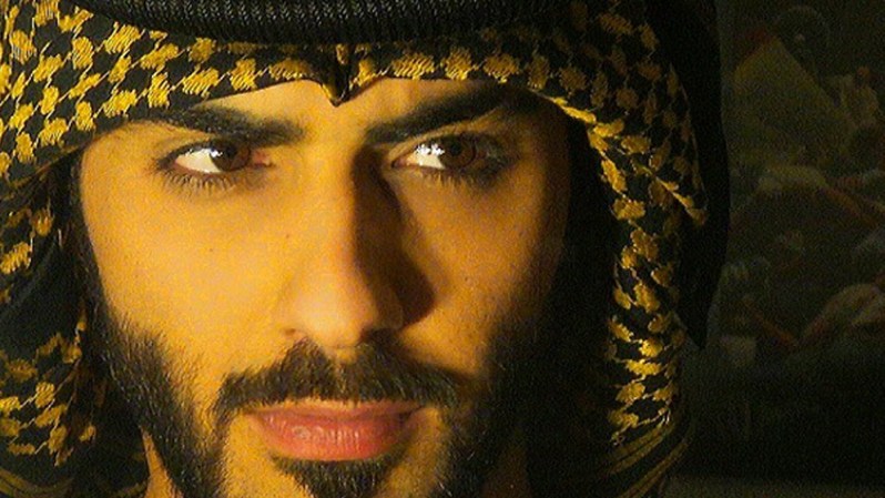 El hombre ha viajado el mundo entero y a donde quiera que va, derrite a las mujeres con su intensa mirada.