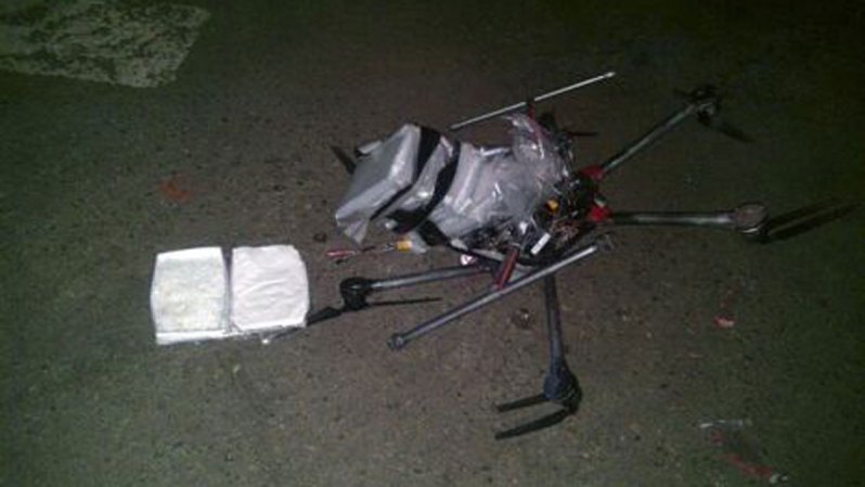 20 DE ENERO, 2014: Un drone que transportaba seis paquetes de droga cayó en el estacionamiento de un supermercado en Tijuana, Baja California, México.