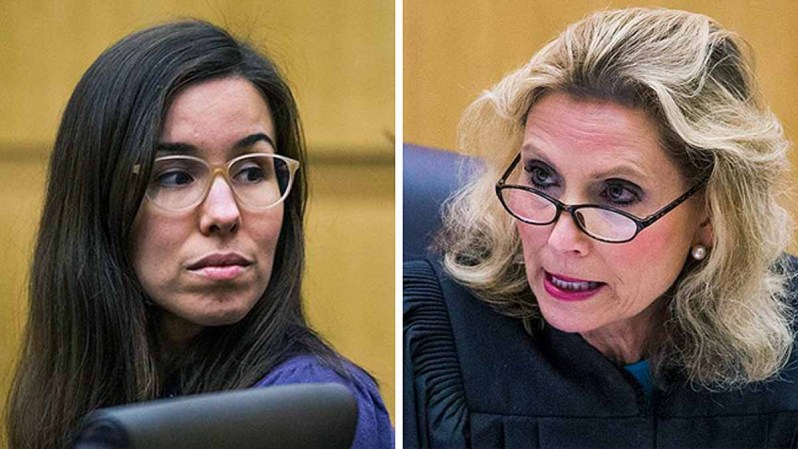 En las afueras de la corte, una de las hermanas de Alexander llamó mucho la atención, pues en su rostro se podía observar el nerviosismo y el llanto tras escuchar la decisión del caso.