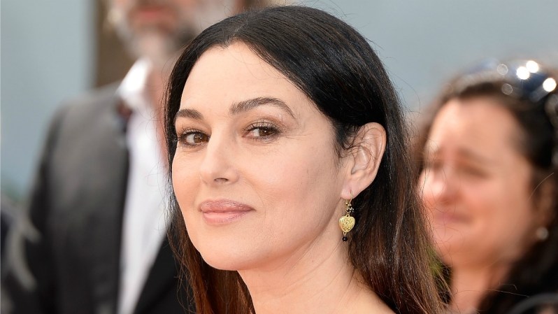 A sus 50 años, Monica Belluci se ha convertido en la chica Bond de más edad, aunque también más coherente con el protagonista, Daniel Craig, apenas cuatro años menor que ella.