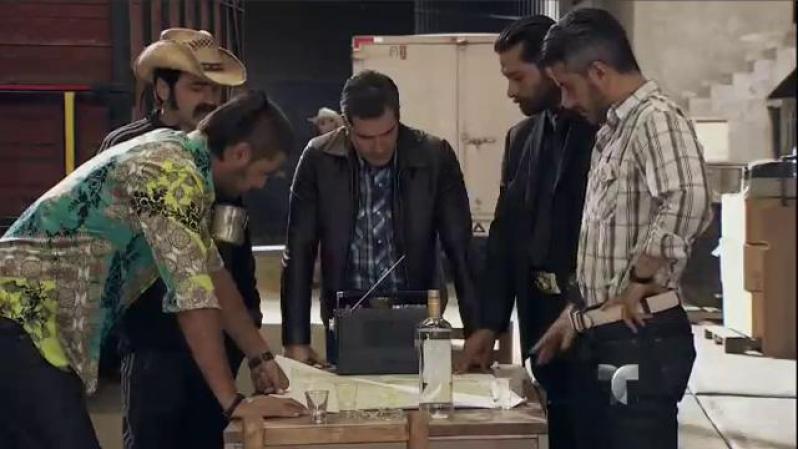 El Cabo, el Topo, el Tijeras y el triste se organizan para atacar a Casillas.