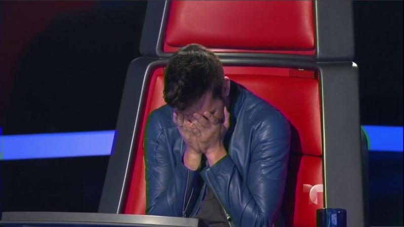 El "coach" Prince en el dificil momento de salvar a uno de los concursantes de su equipo.