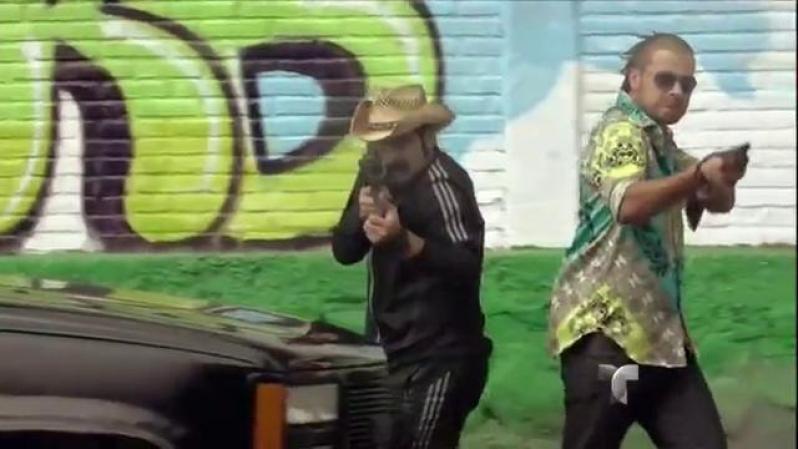 Mientras Casillas come con su familia a un restaurante, el Cabo llega con sus hombres y se desata una balacera en la que mueren muchos, entre ellos el Triste.