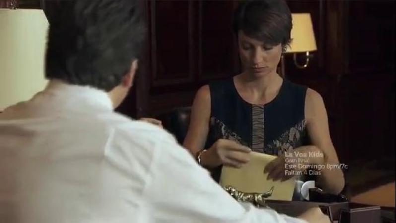 Ramiro entrega a Irina los gafetes para que Aurelio tenga acceso al candidato y los datos de la persona que tiene que contactar.
