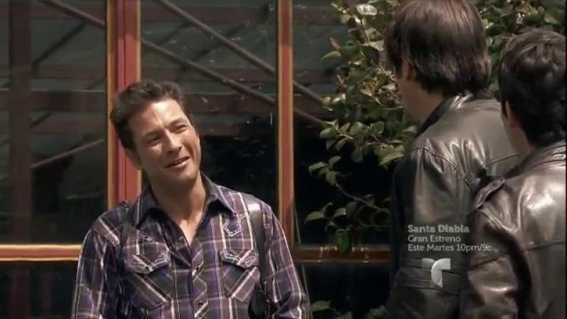 Aurelio llega con Chacorta y le propone que huyan. Su hermano se niega, sólo Heriberto lo sigue.
