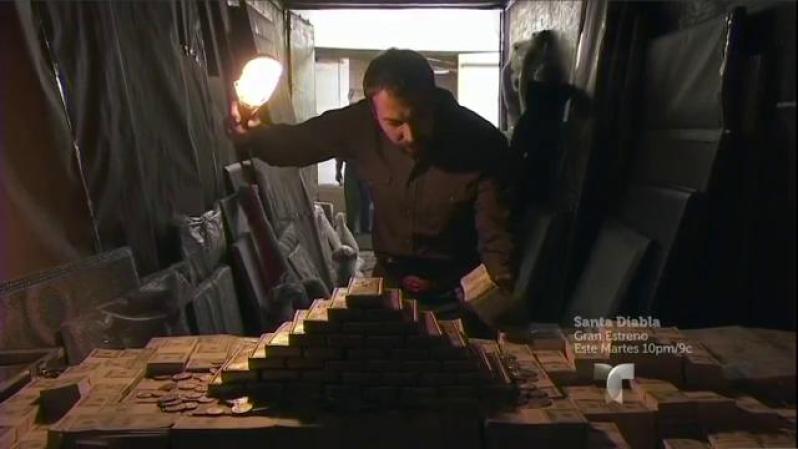 El Turco llama a Chuy para pedirle que vacíe la bodega donde hay dinero, armas y obras de arte. Chuy cumple con lo que el encargo.