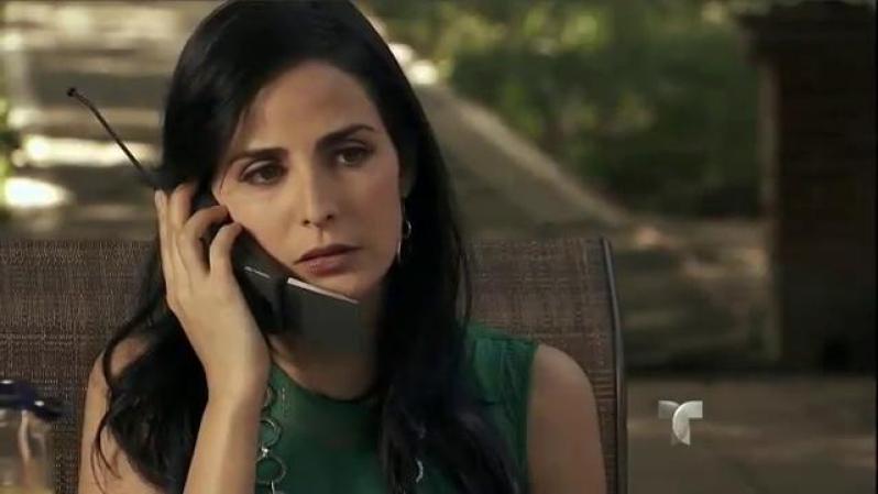Ximena, aconsejada por el Turco, llama a Aurelio para pedirle perdón y éste le cuelga.