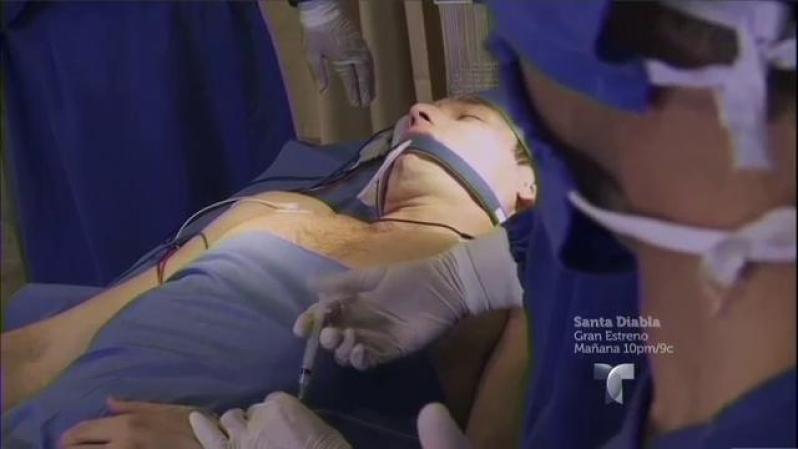 Anestesian a Aurelio. A los pocos minutos comienza a comvulsionar y le viene un paro cardiaco.