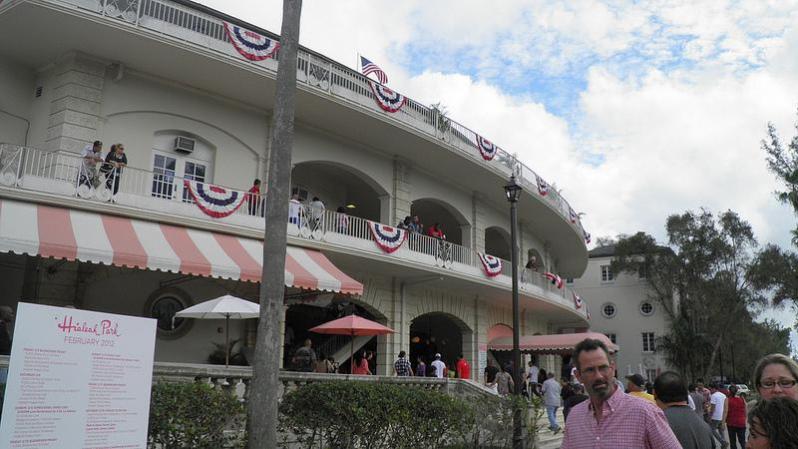 La población de Hialeah es predominantemente hispana, la cual sin perder sus raíces, tradiciones y valores supo integrarse hondamente en el país que la recibió, además de contribuir con su trabajo diario al progreso de la nación.