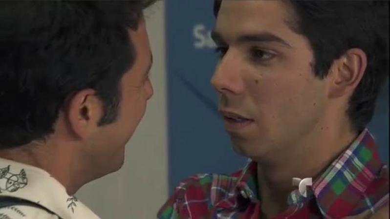 Víctor comparte con su familia la noticia del nacimiento de su hijo y le pide a Heriberto, que está sumamente nervioso, que lo ayude a elegir el nombre del bebé.