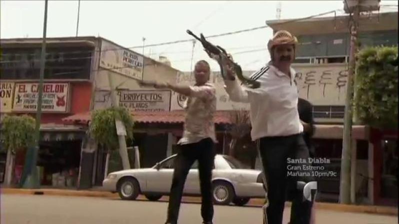 Cuando el Cabo y el Tijeras están escapando con doña Alba se desata una balacera.