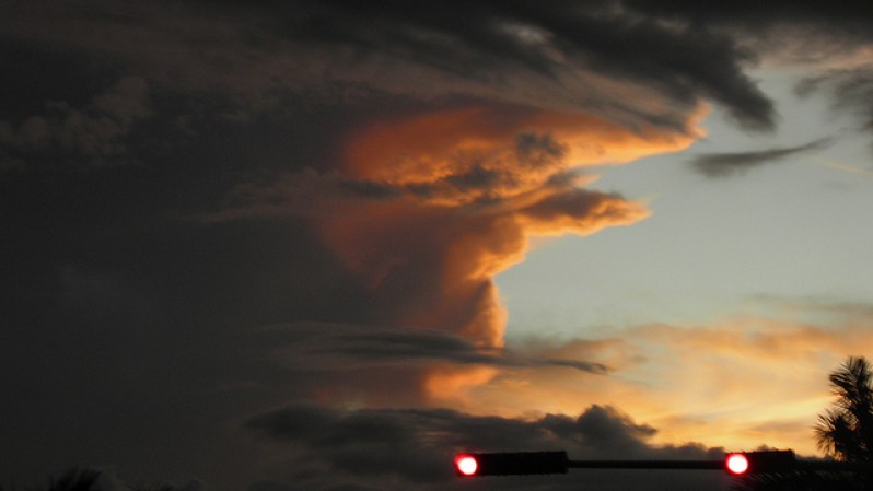 Otra muestra de los bellos atardeceres que uno puede presenciar en Hialeah, a pesar de la próxima tormenta.