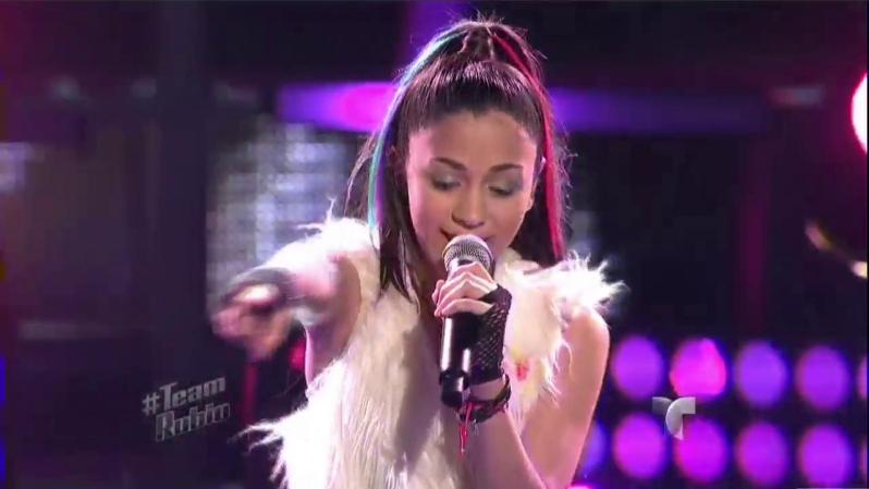 Alanis fue la primera concursante de la noche en ser salvada gracias a los votos del público.