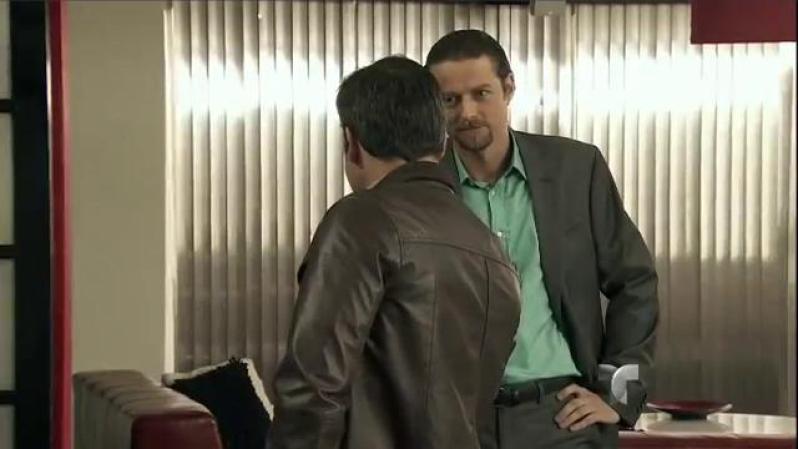 Randy acepta apoyar al Topo con la condición de que cuando se liberen de Aurelio trabajen con su operador José María Venegas. El Topo acepta.