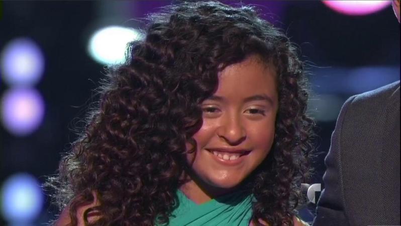 Alondra, que cantó el tema " Tu no eres para mí", se mostraba feliz al saber que había sido salvada por su "coach" Paulina Rubio.