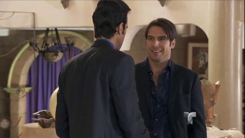 El Turco informa a Aurelio que dejó a Ximena en un hotel y le dice que está muy arrepentida por lo que hizo.