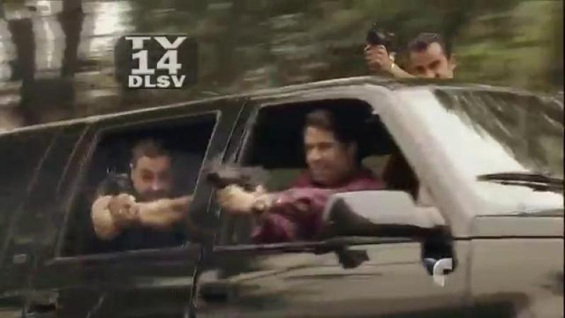 Leo y Mejía sufren atentado a manos de Heriberto y sus hombres. Logran salir ilesos.