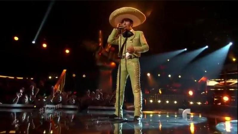 Ya en el segundo tramo de la noche, Alan, del team Tapia, en el escenario, cantando un tema del mexicano José José.