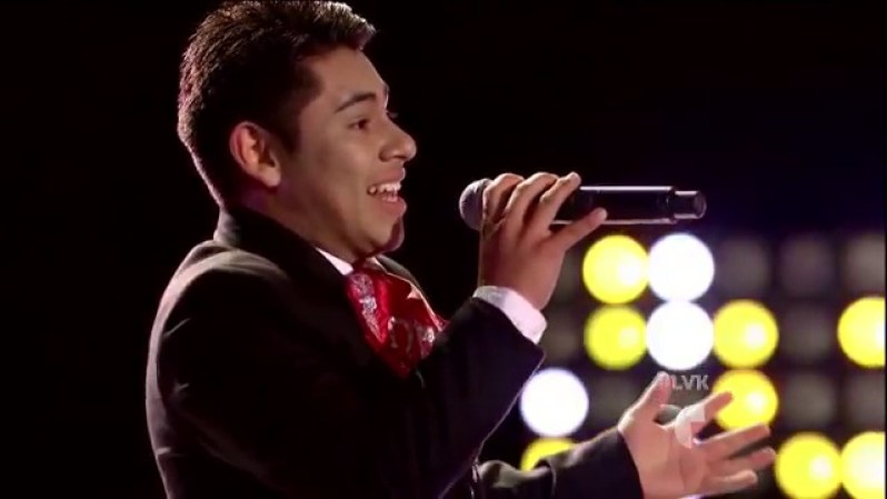 La inspiración de Erick Domínguez son los grandes mariachis, por eso entró al escenario para cantar como uno de ellos y según Roberto Tapia, este jovencito que viene de Richmond, California, sabe lo que hace y lo hace con fuerza.