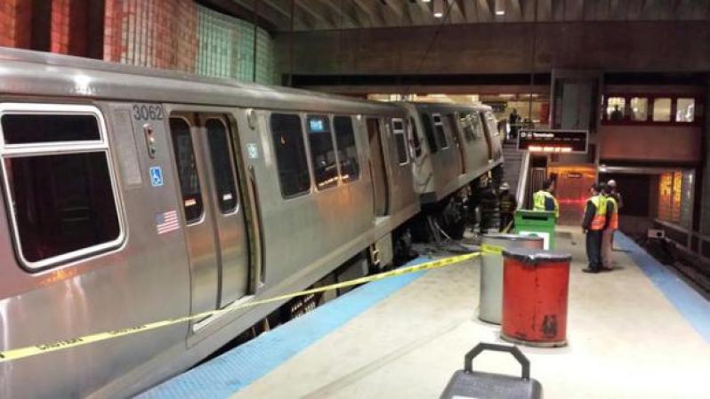 Un tren de pasajeros abandonó la plataforma y se proyectó hacia una escalera eléctrica en la estación subterránea del aeropuerto internacional O'Hare de Chicago la madrugada del lunes causando lesiones a 32 personas.