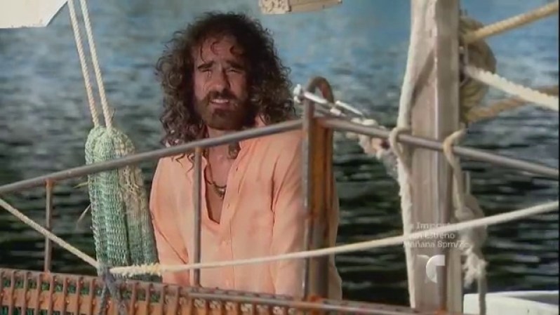 José, el pescador espera en el bote.