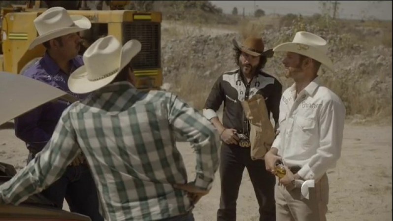 Emilio y Alacrán empiezan la negociación en el desierto.