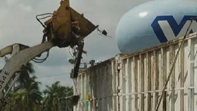 Destrucción de las maquinitas de juego declaradas ilegales. La destrucción se hizo en el departamento de residuos de la ciudad.