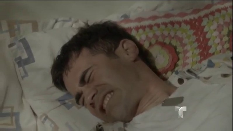 Rico sufre los efectos de la falta de heroina y el estrés postraumático.
