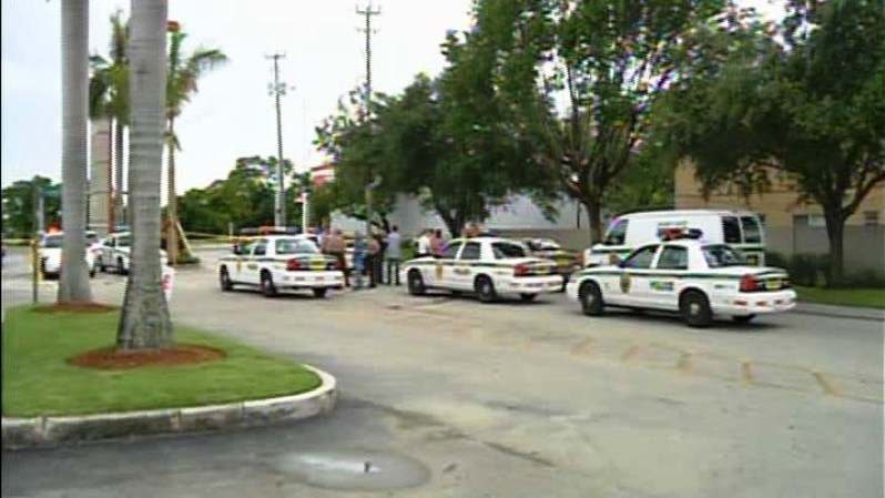 8 DE JULIO DE 2012 - Un policia de Miami-Dade abrió fuego contra un auto cuyo conductor trató de agredirlo. <br /> Mira aquí las imágenes y lee los detalles de esta noticia.<br />