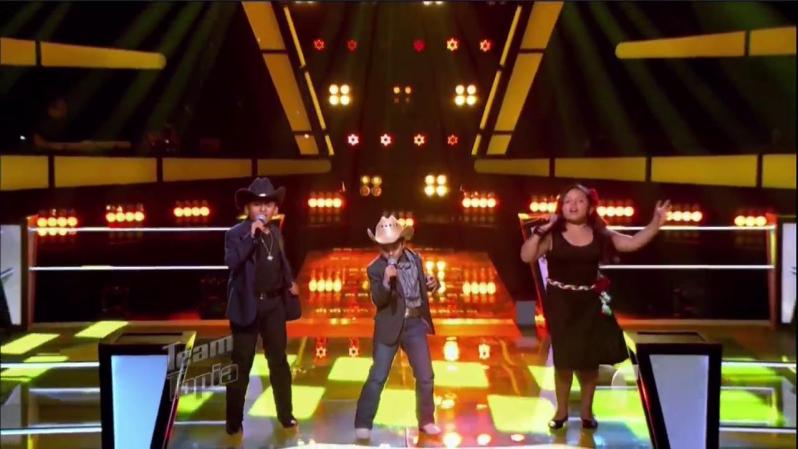 Su canción era una de su propio coach “Mirando al cielo” lo cual hacia todo aún más difícil. ¡Emily fue la favorita del coach Roberto Tapia!