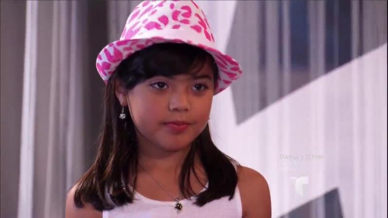 Jennifer ensayando arduamente junto a su coach.
