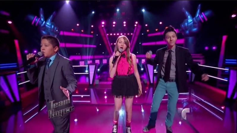 En la cuarta batalla de la noche vimos a Amanda, Ryan y Adrian del Team Royce en el escenario cantando "Colgando en tus manos".