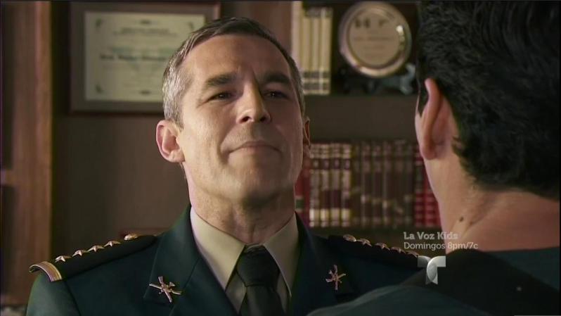 El General le pregunta a Marco si se acostó con Leonor.