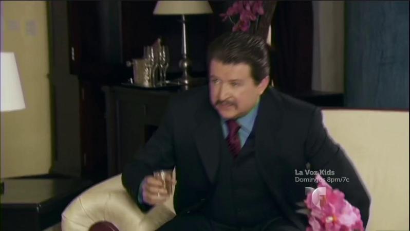 Sonia frente a Ramiro acepta que habló con el Cardenal y le entregó la carpeta con información confidencial.