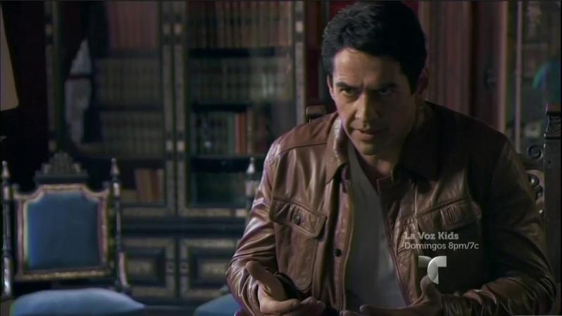 Marco le pide al Cardenal que deje a la policía revisar el material de la carpeta negra.