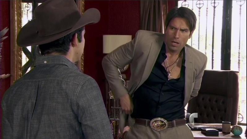 Heriberto le pide a Aurelio acompañarlo al DF y Aurelio se niega, pero le encarga el negocio.