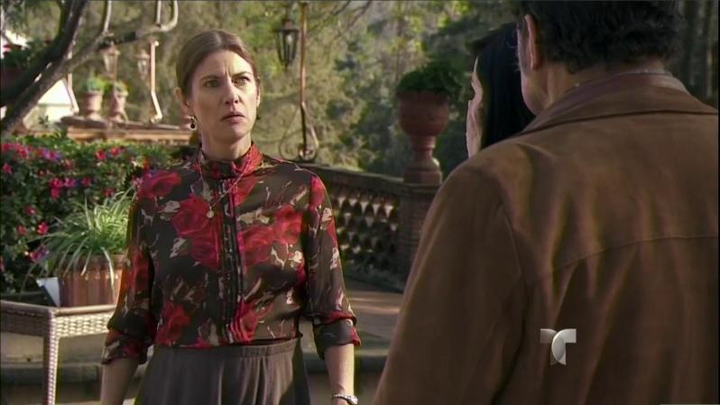 Doña Alba defiende a Aurelio de Don Cleto.