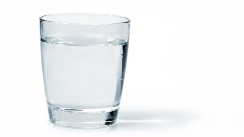 Agua. Es clave en cualquier dieta anti-envejecimiento. El agua ayuda a eliminar residuos no deseados y las toxinas que son producidas o ingeridos en el cuerpo, y proporciona la fluidez de la circulación sanguínea.